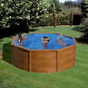 piscina-desmontable-gre-sicilia-ovalada-imitacion-madera-1 | PisciManía Three children play in a round wooden above-ground pool in a sunny backyard, splashing and having fun.